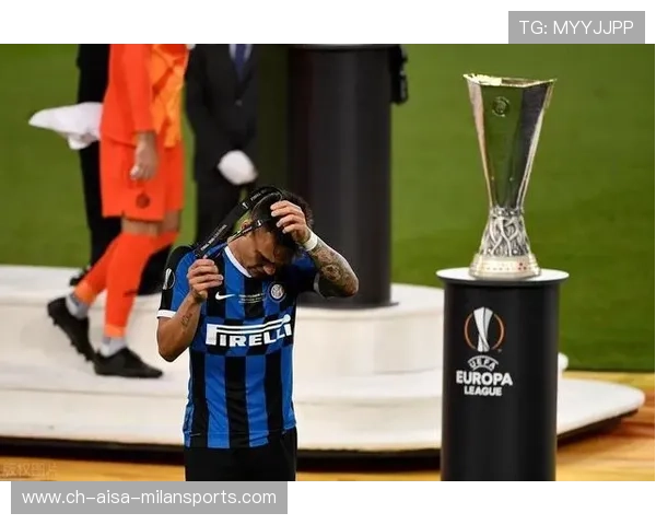 海港冲冠隐忧曝光:教练组仍存分歧 海港冲冠隐忧曝光:教练组仍存分歧