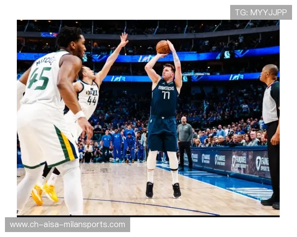 米切尔跨步突破单手劈扣让解说疯狂