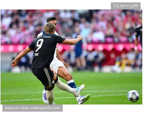 凯恩禁区背身轻巧分球，拜仁三线联动一气呵成