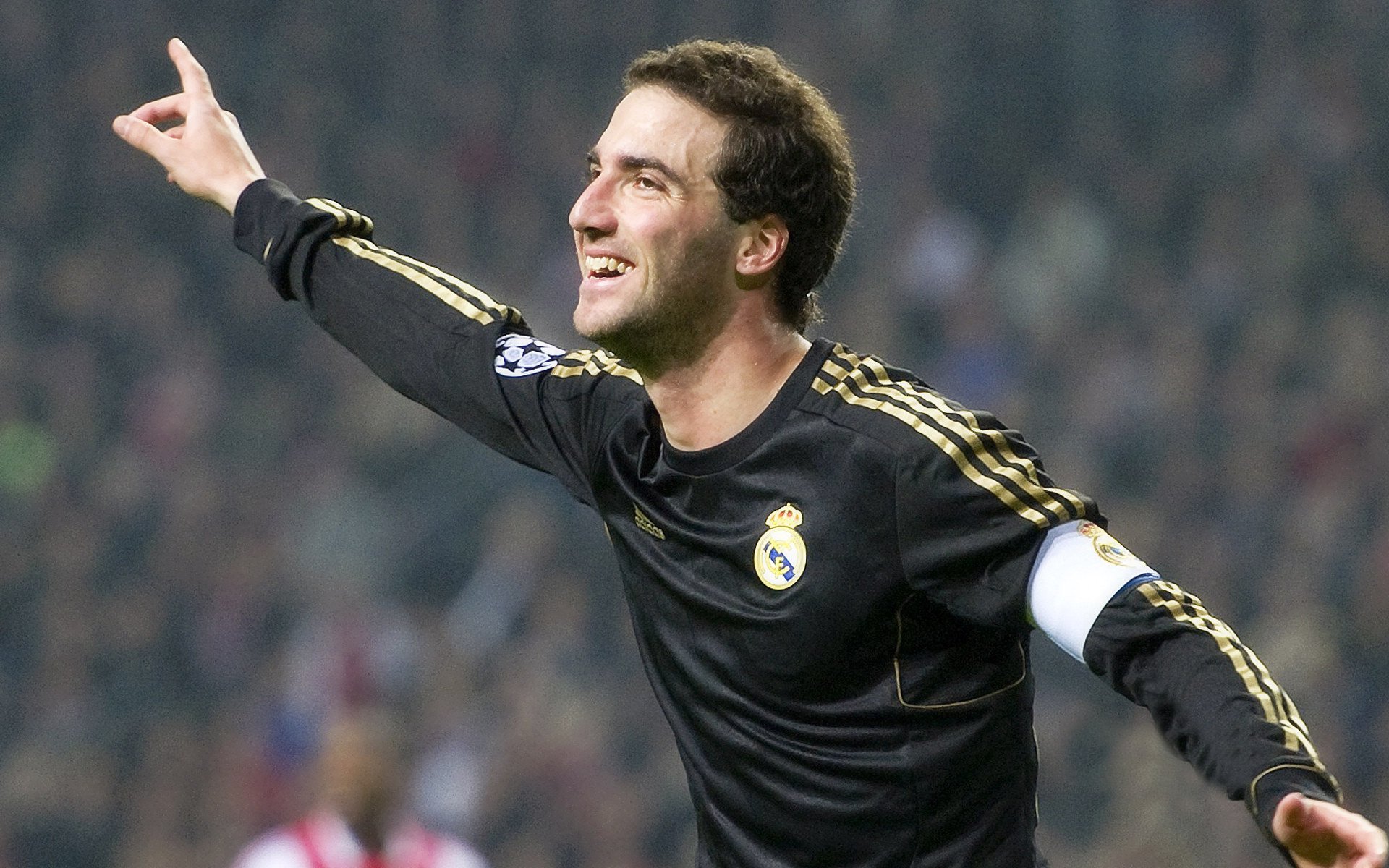 球员公益行动，助力贫困儿童追逐足球梦，公益足球标语